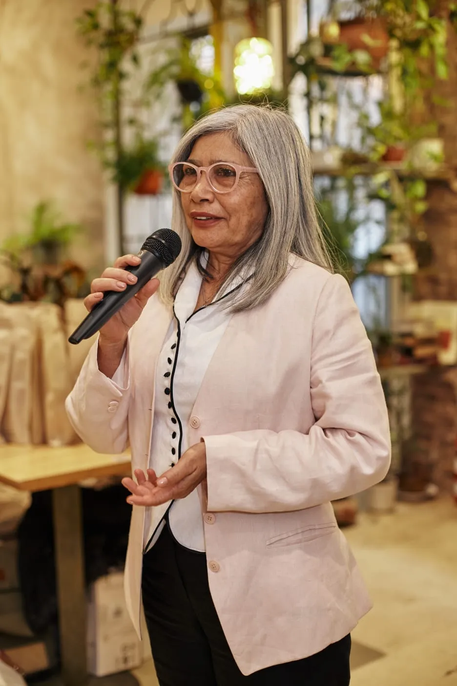Elodia Paez dando una charla de capacitación