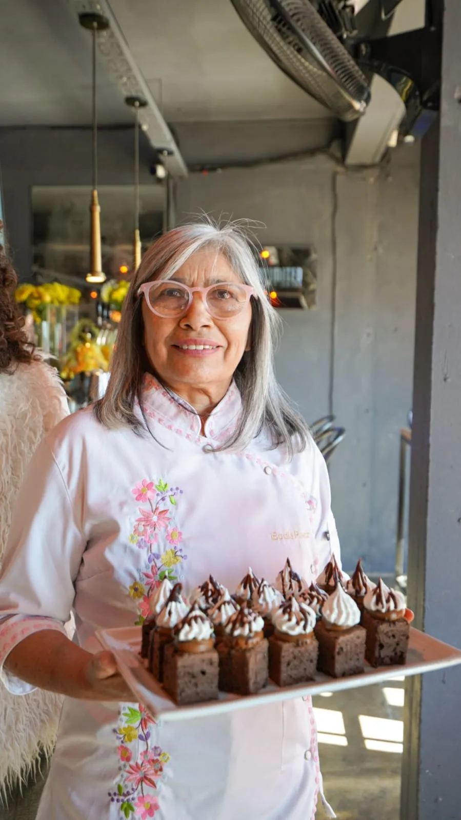 Elodia Paez, fundadora de Elo Sumanos, con una bandeja de su pastelería