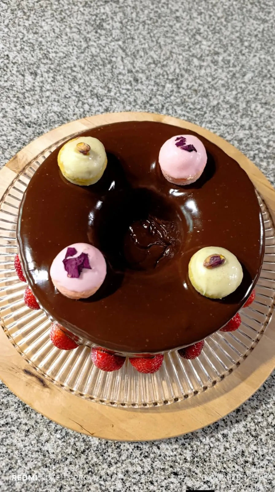 Postre individual de chocolate decorado